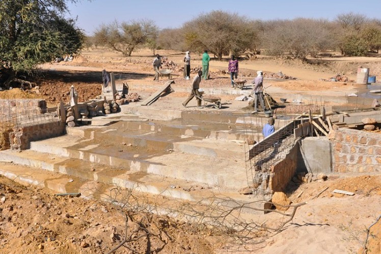 Refugees building a barrage.